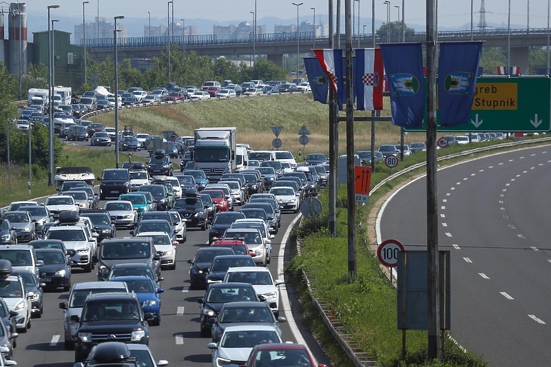 Zagreb: Guzva na naplatnim kućicama Lučko u smjeru prema moru (Foto: Zeljko Lukunic/PIXSELL)