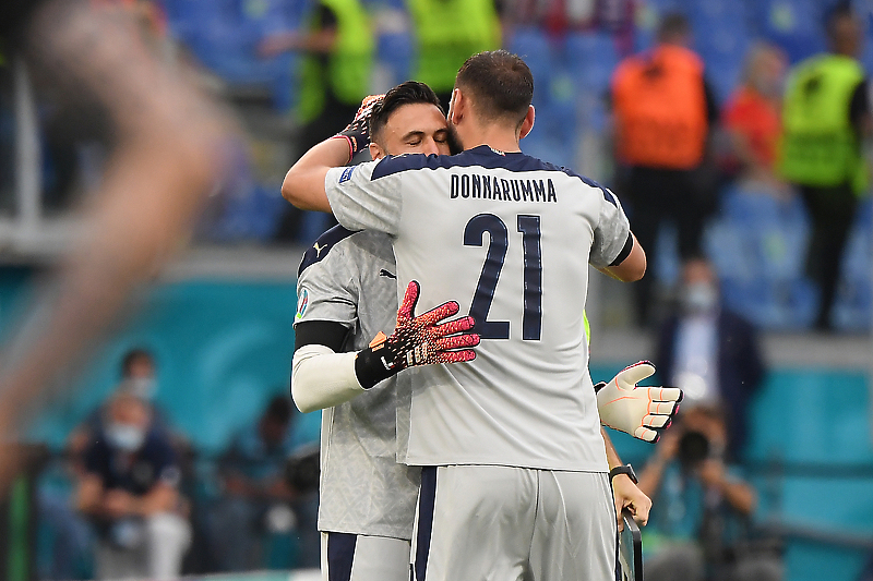 Trenutak izmjene golmana Italije (Foto: EPA-EFE)