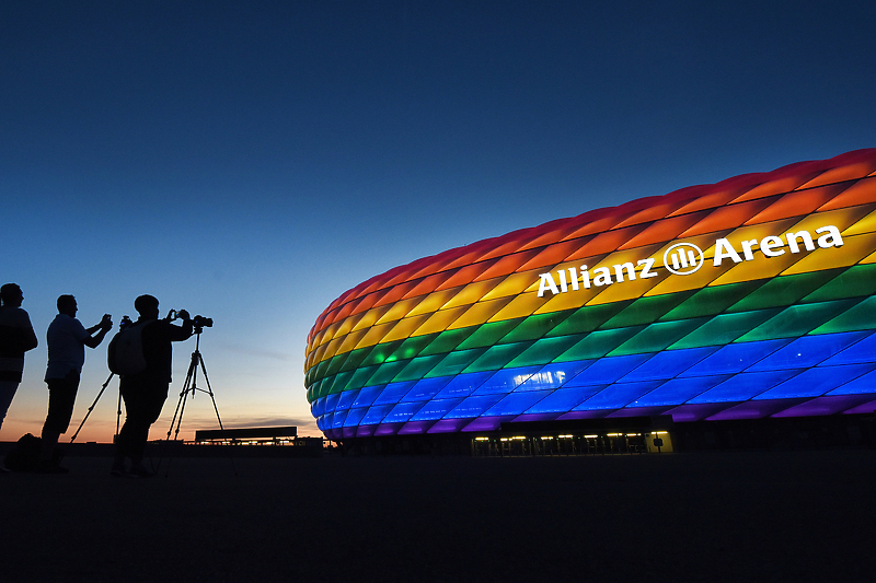 Stadion je u duginim bojama bio osvjetljen i 2016. godine (Foto: EPA-EFE)