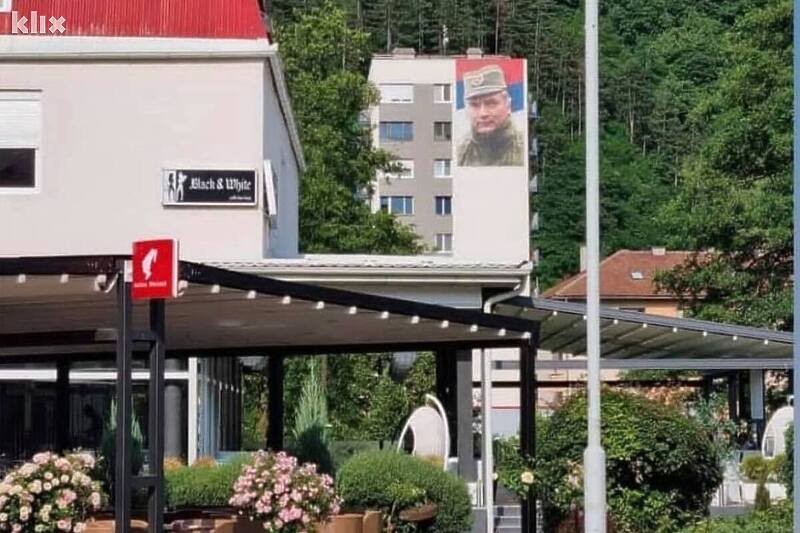 Mladićeva fotografija na zgradi koja se često koristi za isticanje događaja i ličnosti