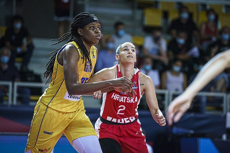 Jonquel Jones (lijevo) (Foto: FIBA)