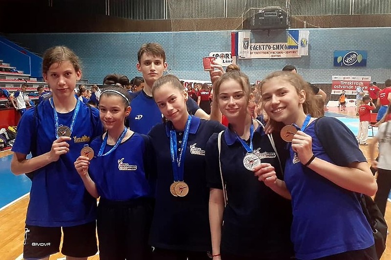 Takmičari Taekwondo kluba Novi Grad s osvojenim medaljama (Foto: Facebook)