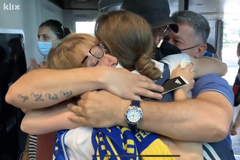 Emotivni zagrljaj Nikoline Babić s roditeljima (Foto: I. Š./Klix.ba)