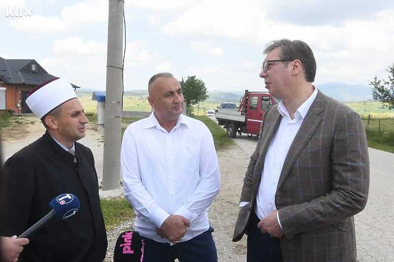 Vučić u selu Buče kod Novog Pazara (Foto: Klix.ba)