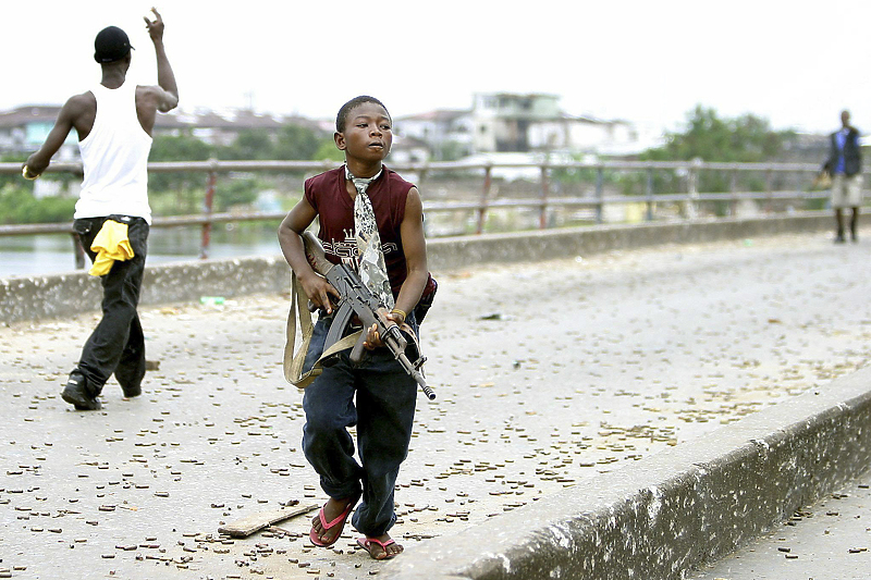 Djeca vojnici - česti prizori na ulicama afričkih gradova (Foto: EPA-EFE)