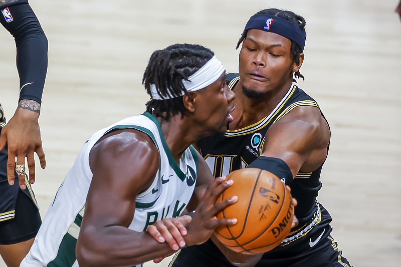 Cam Reddish (Atlanta) u duelu sa Jrue Holidayom (Milwaukee) (Foto: EPA-EFE)