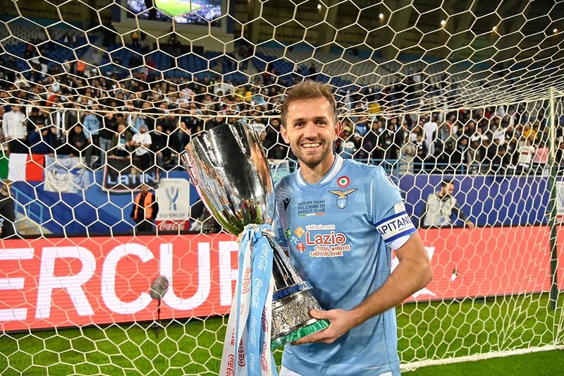 Lulić s trofejom Italijanskog superkupa (Foto: Facebook)