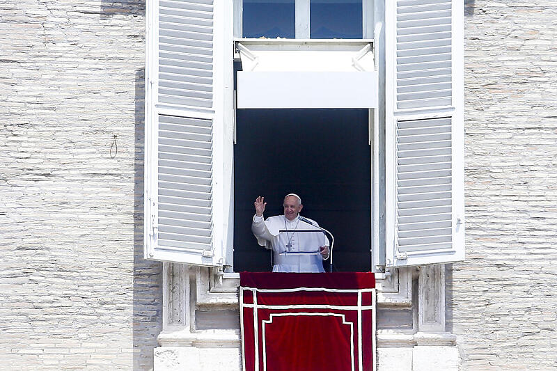 Samo nekoliko sati ranije papa danas veselo pozdravio vjernike (Foto: EPA-EFE)