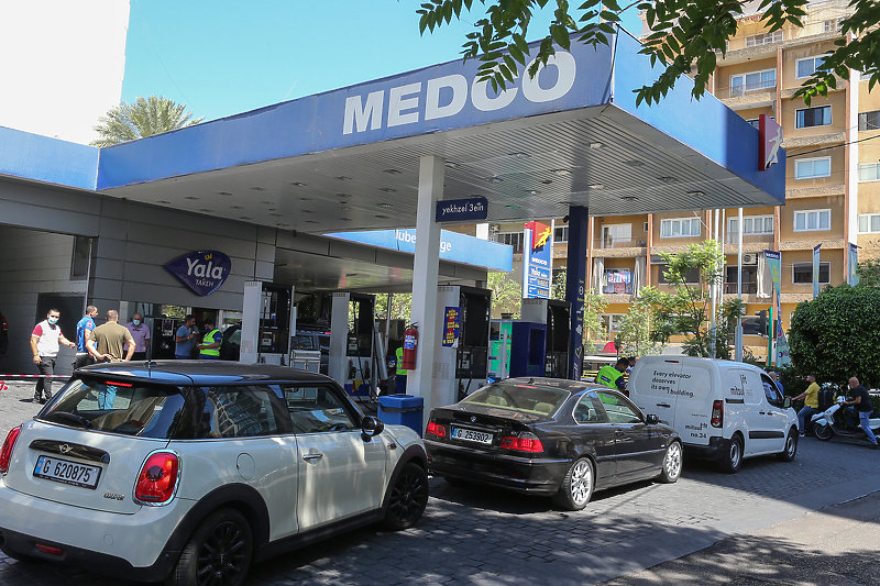 Kolona automobila ispred benzinske pumpe u Bejrutu (Foto: EPA-EFE)