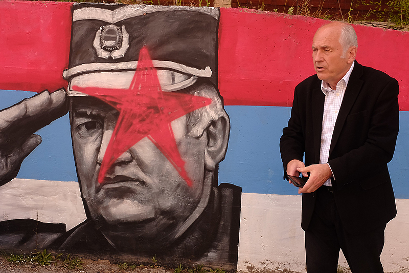 Inzko u Foči: Uklonit ćemo sve murale ratnim zločincima, razgovor ne pomaže