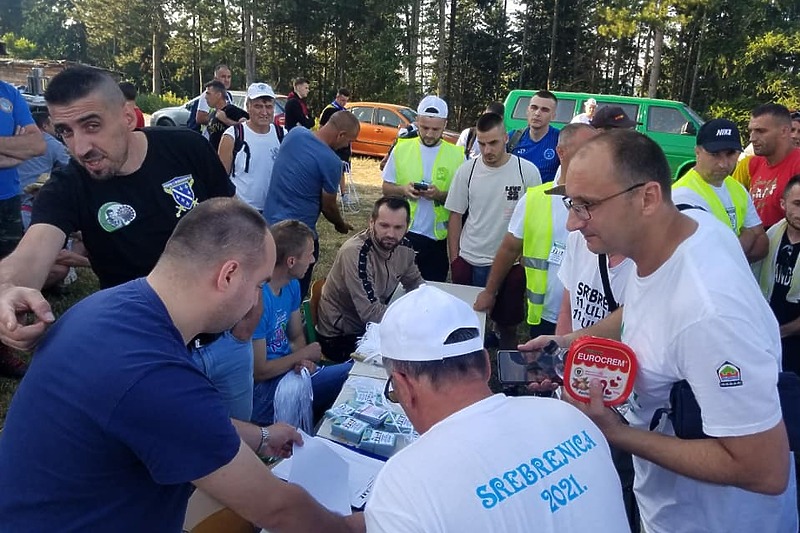 Pred učesnicima tri dana pješačenja (Foto: Facebook)