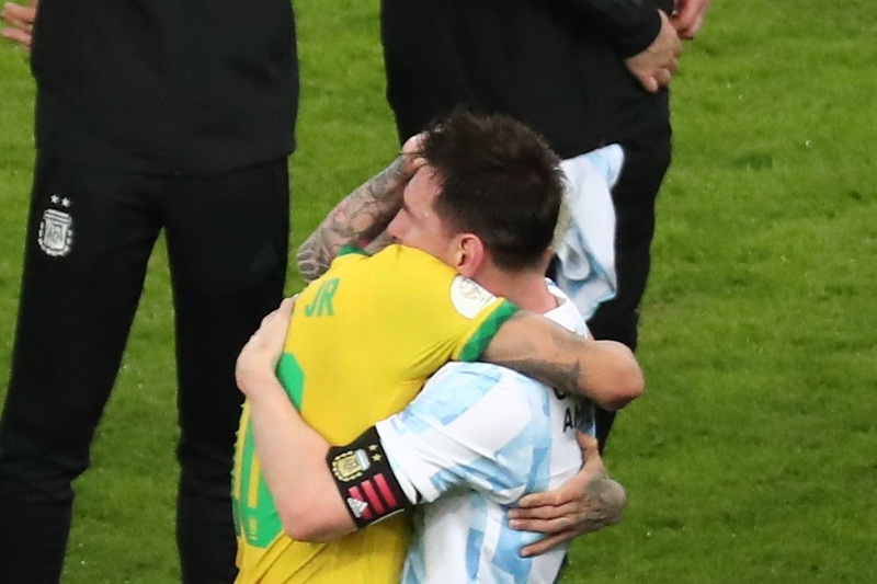 Zagrljaj Messija i Neymara nakon utakmice (Foto: EPA-EFE)