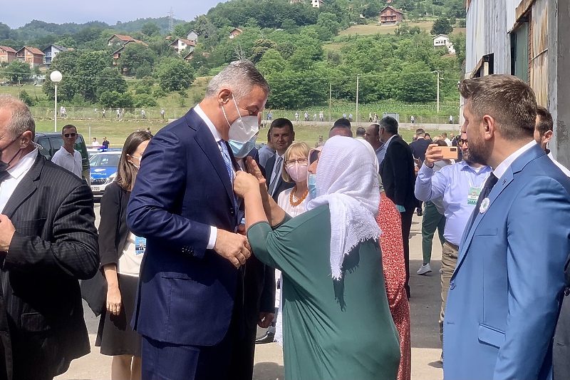 Predsjedniku Crne Gore uručen Cvijet Srebrenice (Foto: D. S./Klix.ba)