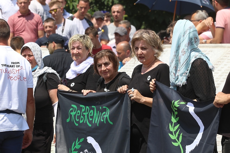 Žene u crnom u Potočarima (Foto: D. S./Klix.ba)