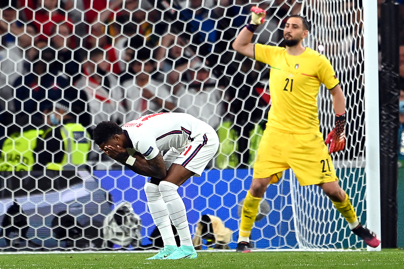 Trenutak nakon što je Rashford promašio penal (Foto: EPA-EFE)