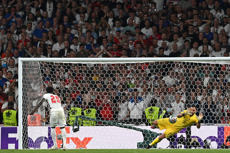 Trenutak kada je Donnarumma odbranio penal Saki (Foto: EPA-EFE)