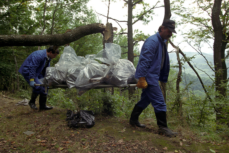 Ekshumacija posrmtnih ostataka kod Kravice 1996. (Foto: EPA-EFE)