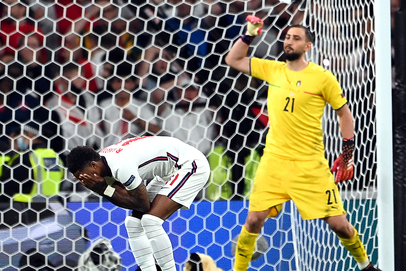 Trenutak nakon što je Donnarumma shvatio da je Rashford pogodio stativu (Foto: EPA-EFE)