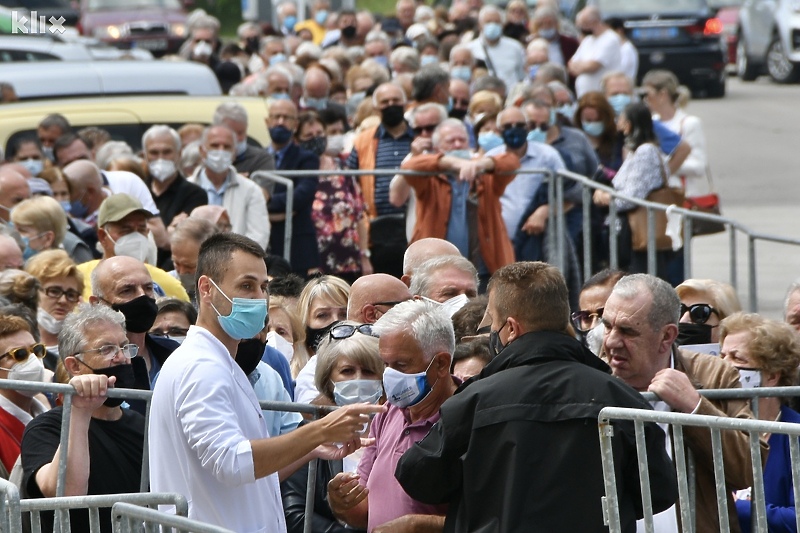 Redovi pred sarajevskom Zetrom (Foto: I. Š./Klix.ba)