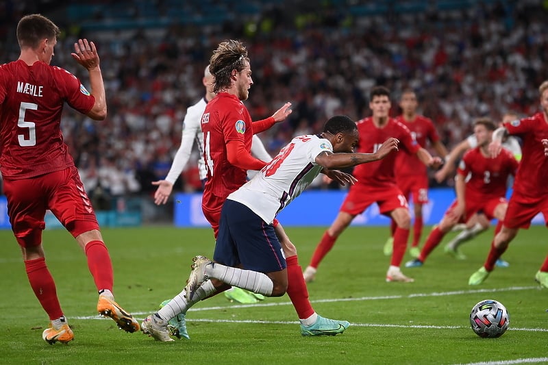 Trenutak kada je Sterling oboren u kaznenom prostoru Danske (Foto: EPA-EFE)