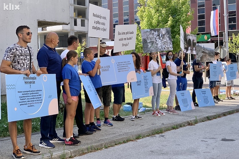 Okupljanje članova udruženja "Stop izgradnji MHE na Kasindolskoj rijeci" (Foto: I. Š./Klix.ba)