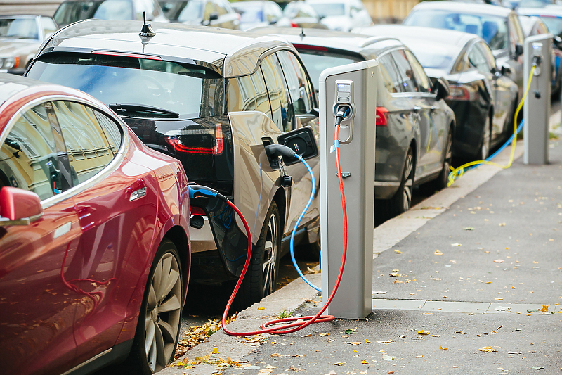 Smanjenje cijene električnih automobila moglo bi povećati broj korisnika u BiH/Foto: Shutterstock