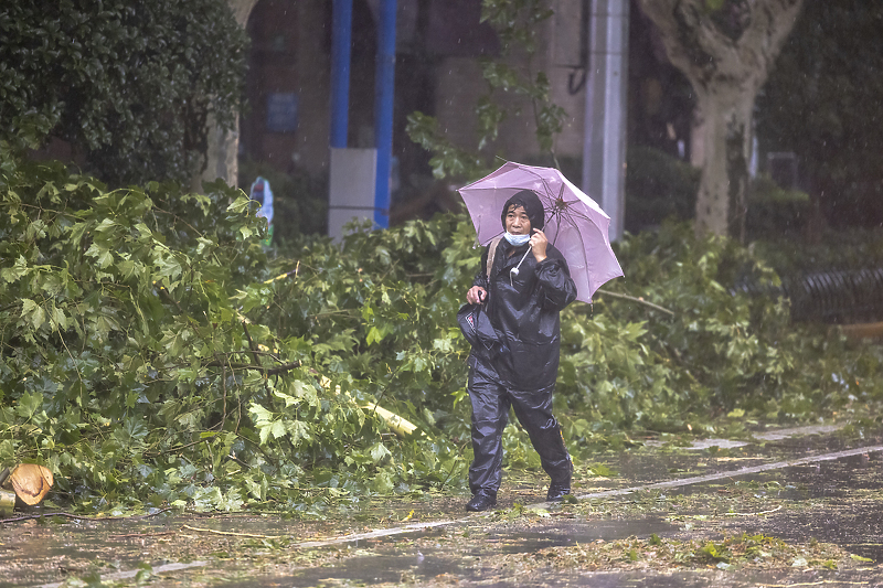 Posljedice tajfuna In-Fa u Šangaju (Foto: EPA-EFE)