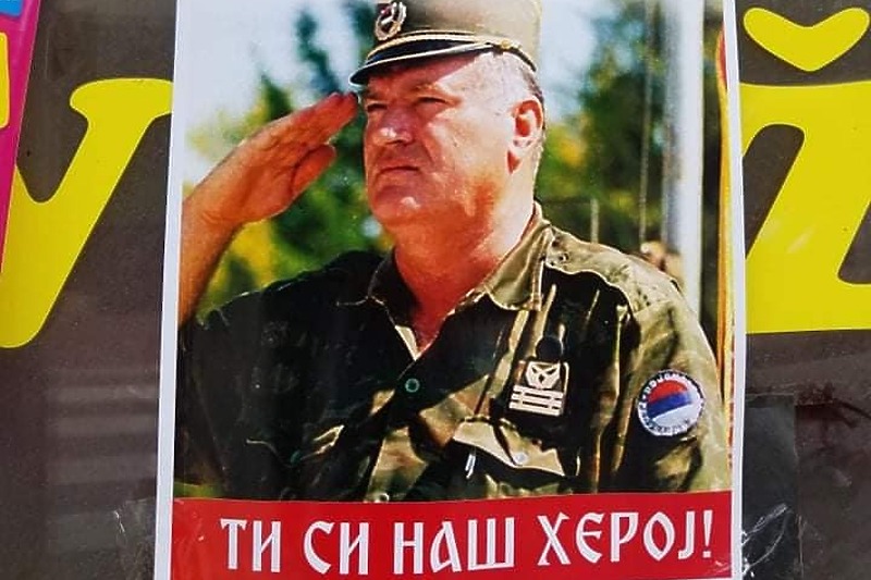Plakati s likom zločinca Mladića i jutros osvanuli u Srebrenici (Foto: Facebook)