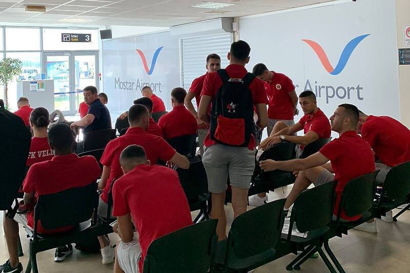 Nogometaši Veleža na mostarskom aerodromu (Foto: FK Velež)