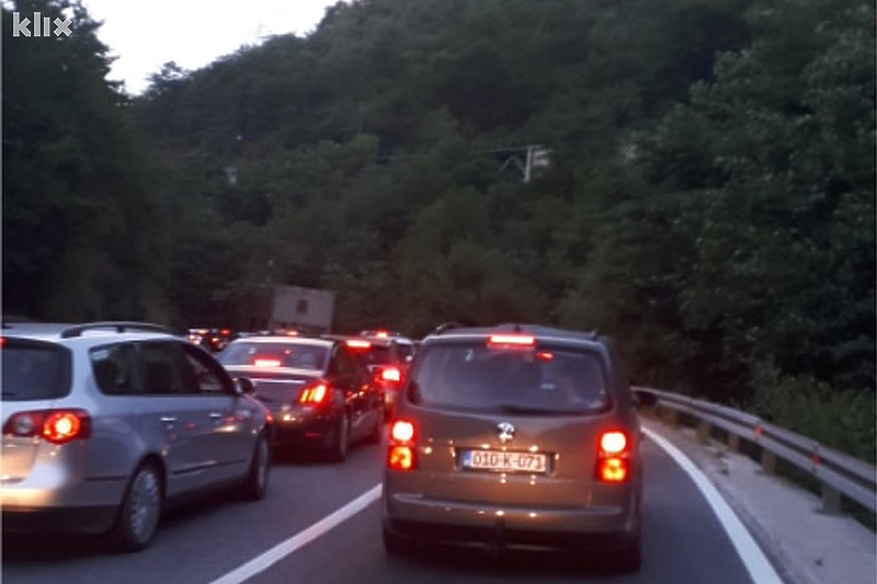 Zbog nesreće formirane velike kolone automobila (Foto: Čitatelj)