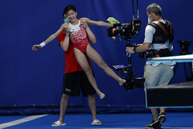 Quan Hongchan slavi zlatnu medalju na Olimpijskim igrama u Tokiju (Foto: EPA-EFE)