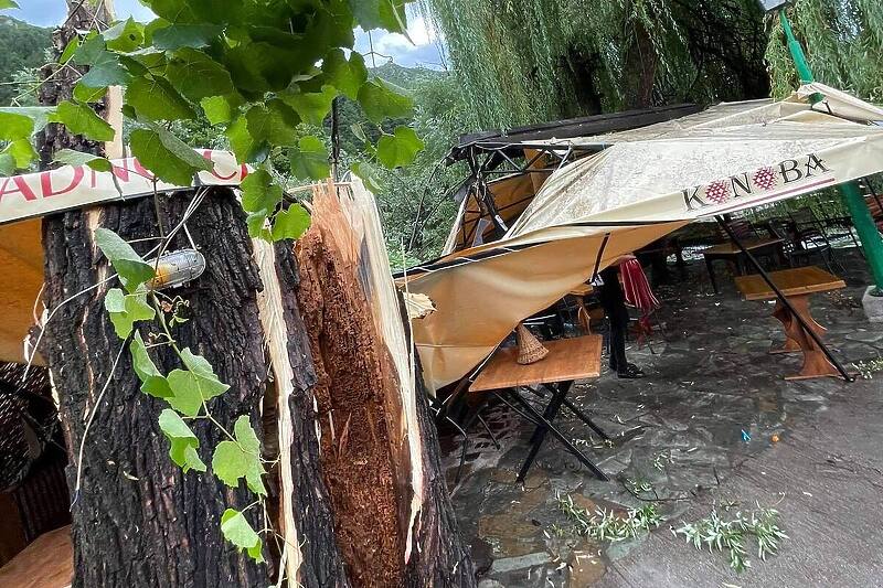 Uništena bašta konobe Plava voda u Travniku (Foto. Agencija DAN)