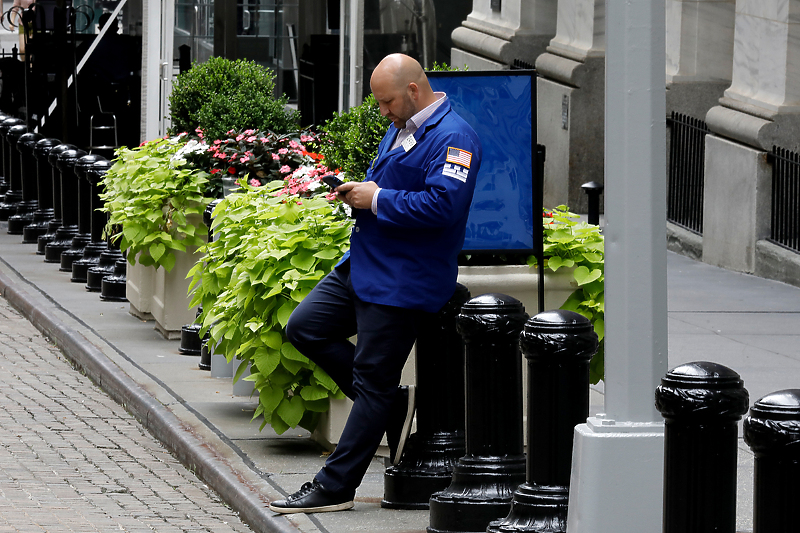 Jedan od tradera ispred berze na Wall Streetu (Foto: EPA-EFE)