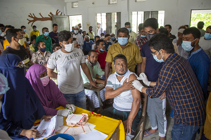 Vakcinacija u Daki, glavnom gradu Bangladeša (Foto: EPA-EFE)