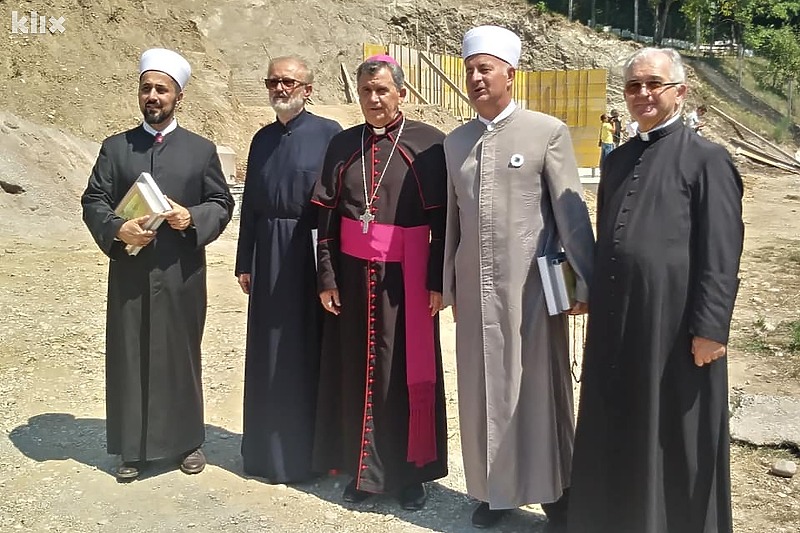 Sveštenici i muftije na temeljima buduće crkve Blažene drinske mučenice (Foto: E. A./Klix.ba)