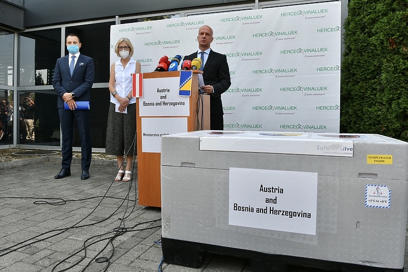 Primopredaja donacije vakcina iz Austrije (Foto: I. Š./Klix.ba)