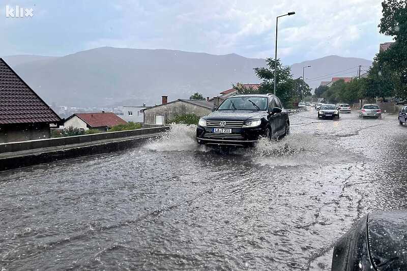 Pojedine ulice u Mostaru poplavljene nakon snažnog pljuska (Foto: Klix.ba)