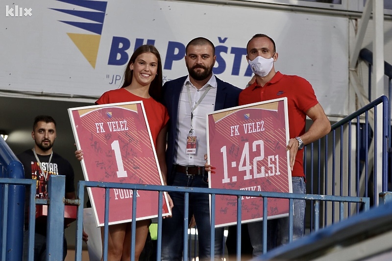 Direktor Veleža Džemil Šoše uručio je dresove Amelu Tuki i Lani Pudar (Foto: T. S./Klix.ba)