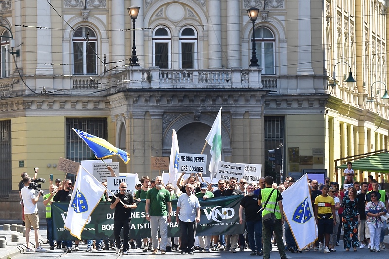 Održan protest protiv Povorke ponosa u Sarajevu (Foto: T. S./Klix.ba)