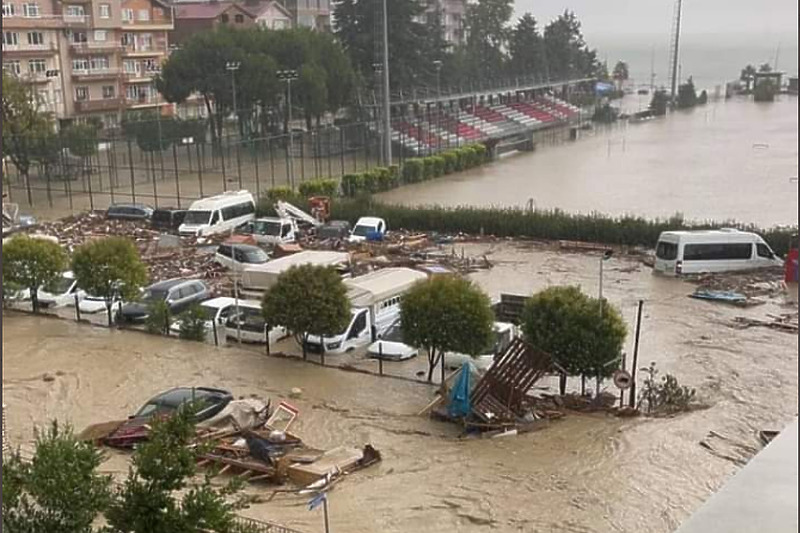 Poplave pogodile nekoliko regija na sjeveru Turske (Foto:Twitter)