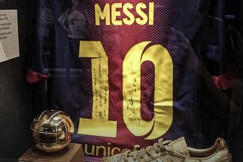 Messi je potpisao dres i poklonio ga Mulleru (Foto: Twitter)