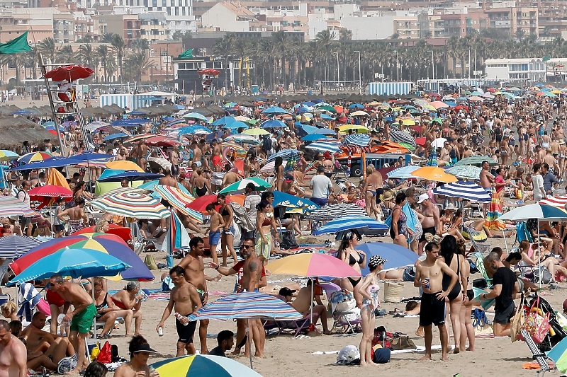 Stanovnici Valencije spas od vrućine traže u moru (Foto: EPA-EFE)