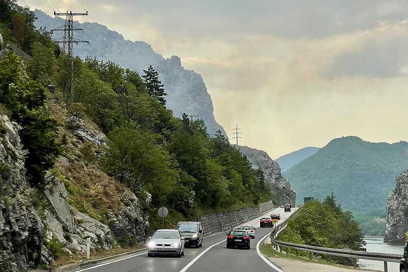 Požar se počeo spuštati niz strme padine s platoa Plase u pravcu kanjona Neretve (Foto: Klix.ba)