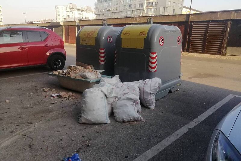 Građevinski otpad često u i pored kontejnera (Foto: Facebook)