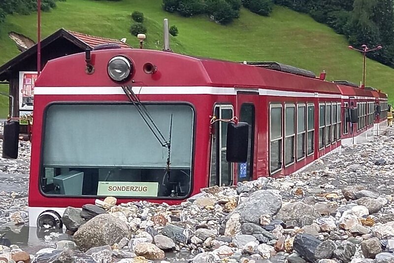 Voz u Vorderkrimmlu kojeg je klizište zatrpalo (Foto: Twitter)