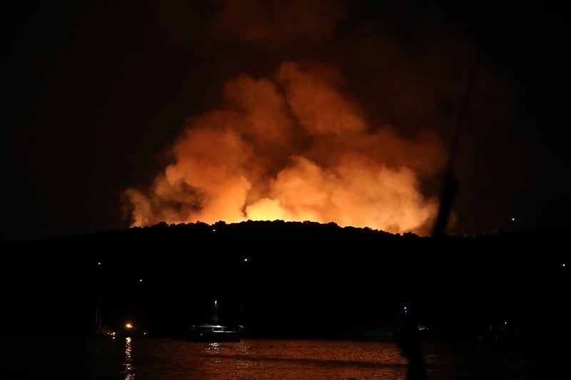 Buknuo požar u uvali kod Starog Grada (Foto: Marin Tironi/PIXSELL)