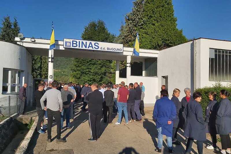 Radnici Binasa ispred fabrike čekaju ishod situacije