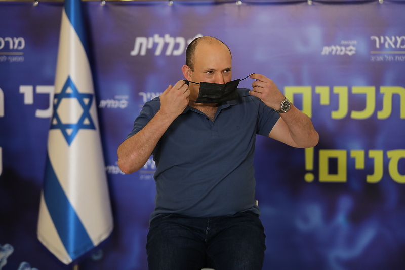 Naftali Bennett tokom vakcinacije trećom dozom vakcine (Foto: EPA-EFE)