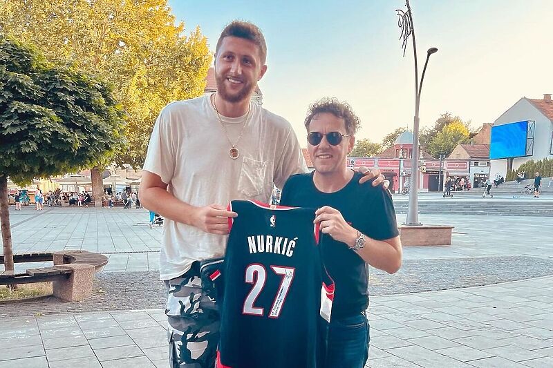 Nurkić u društvu Lončarevića kojem je poklonio dres Portlanda (Foto: Instagram)