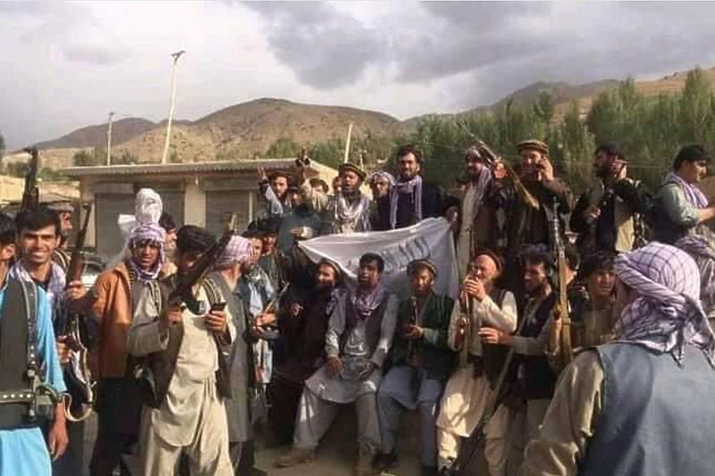 Članovi pokreta otpora skinuli zastavu talibana sa zgrade u Baghlanu